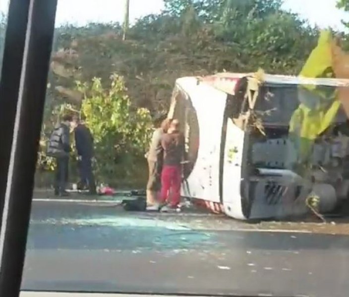 Автобус с ученици катастрофира, има пострадали