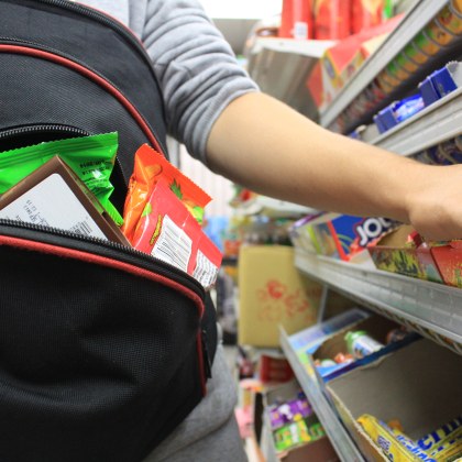 Две пловдивчанки са заподозрени като авторки на кражби от магазини