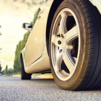 Изборът на правилните гуми за автомобила е ключът към безопасното