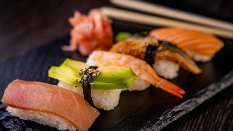 Учени: Яденето на суши може да бъде опасно за хората