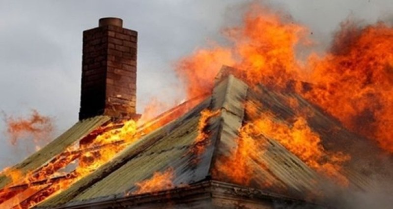 Покрив на къща изгоря при пожар късно снощи в село