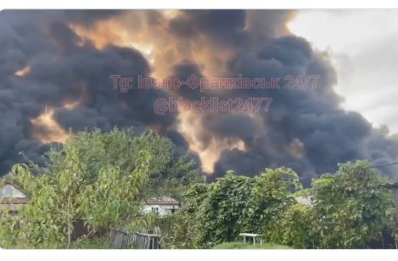 Голям пожар избухна днес след спукване на петролопровод в Ивано-Франковска