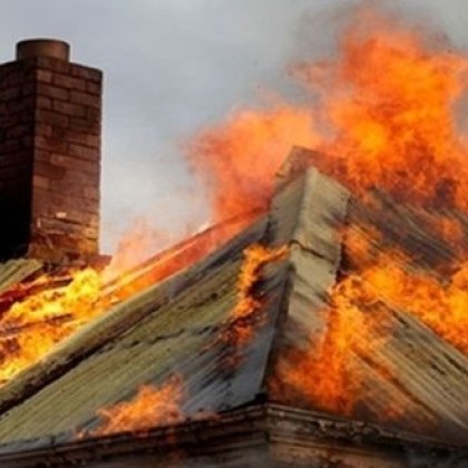Покрив на къща изгоря при пожар късно снощи в село