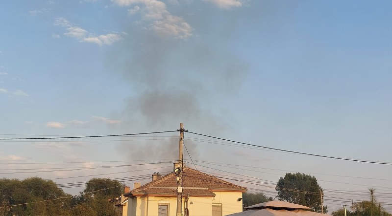 Огнеборци гасиха пожар в пловдивско село  СНИМКА