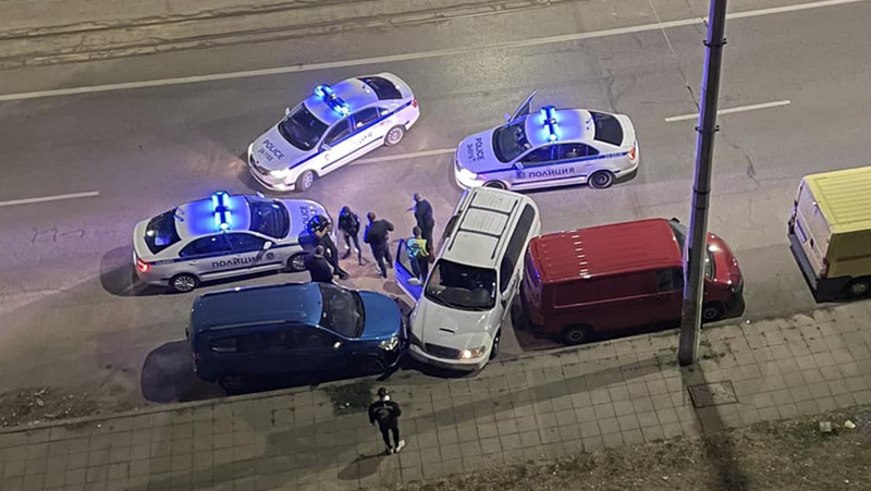 Лек автомобил, пълен с мигранти, катастрофира в София след гонка с