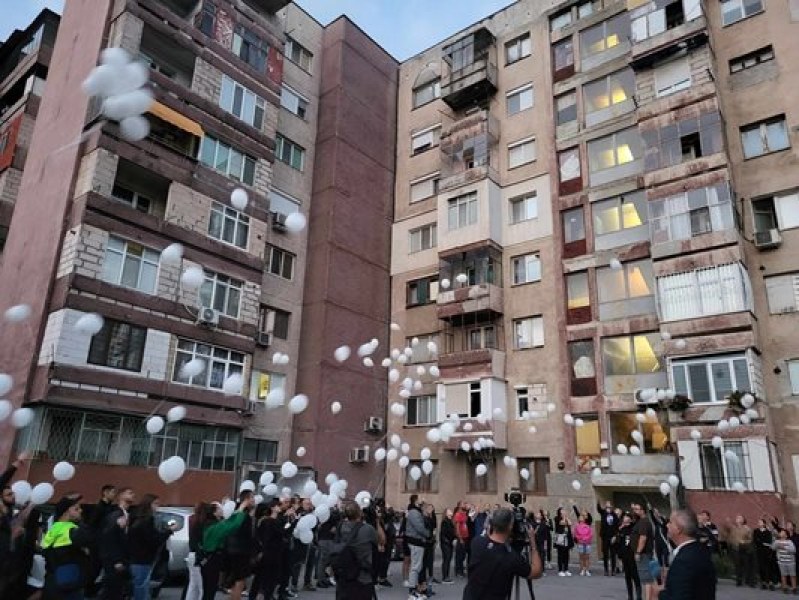 Десетки балони полетяха в небето в памет на убития Ангел от Пазарджик