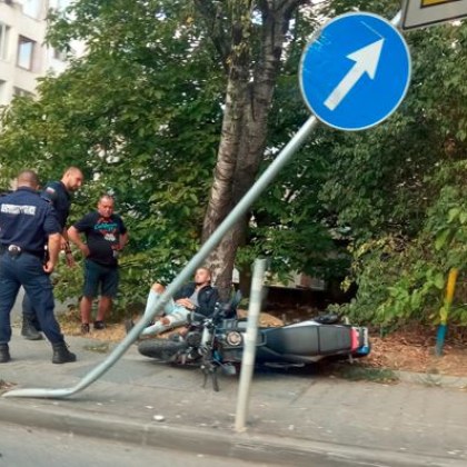 Моторист лежи до дърво след удар в пътен знак СНИМКИ