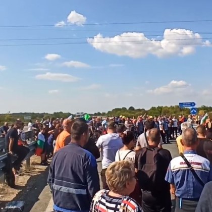 Продължават протестите на енергетици и миньори