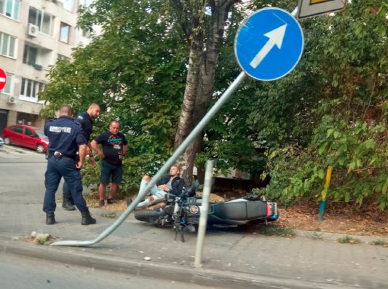 Моторист лежи до дърво след удар в пътен знак СНИМКИ