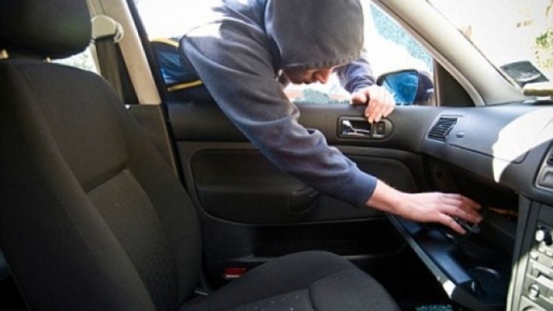 Пловдивчанин завари крадец в колата си