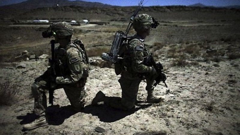 Двама американски войници загинаха, а 12 пострадаха, след като военен