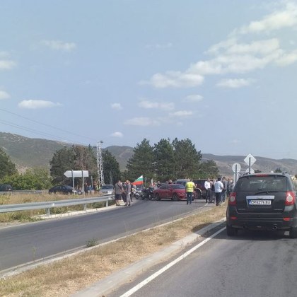 Работещи в ТЕЦ Сливен блокираха за около половин час пътя София Бургас