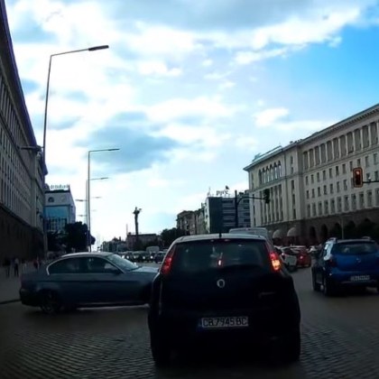 Тежък инцидент! БМВ помете кола пред Министерския съвет ВИДЕО
