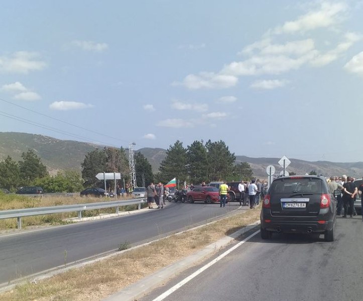 Работещи в ТЕЦ-Сливен блокираха за около половин час пътя София-Бургас