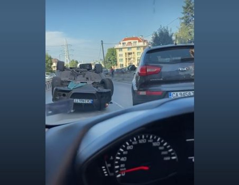Каскада: Кола се обърна след ПТП в София  СНИМКИ