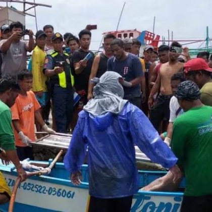 Трима филипински рибари са загинали след като лодката им е
