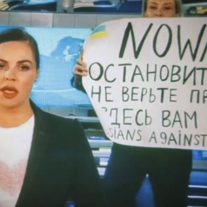 Бившият редактор от руската телевизия Първи Канал Марина Овсянникова беше