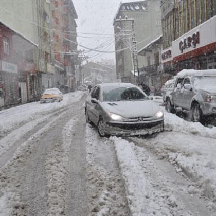 Сняг заваля в Източна Турция и създаде затруднения за шофьорите на