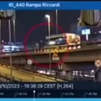Видео заснето от случаен минувач показва момента в който автобусът