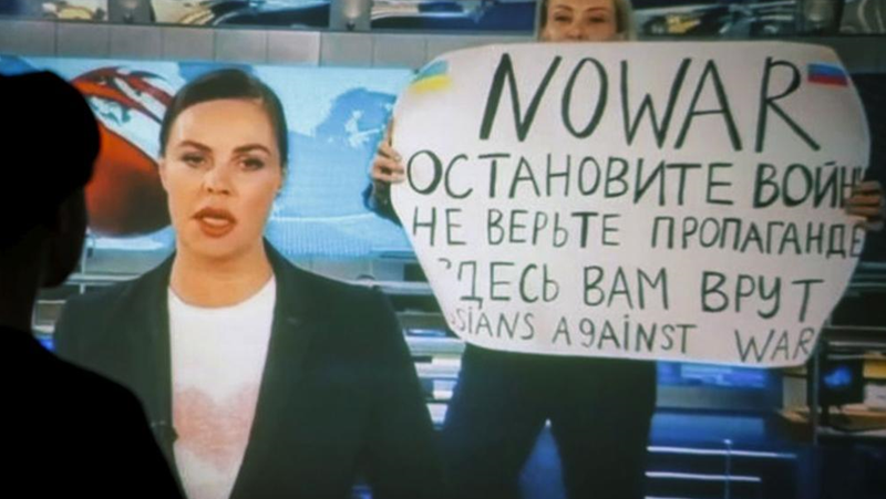 Осъдиха задочно руската журналистка Марина Овсянникова заради плаката 