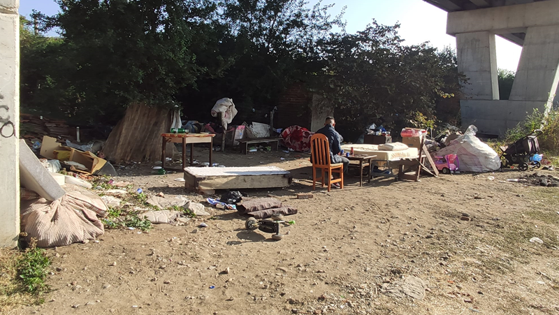 Роми се самонастаниха в полуразрушена къща в София СНИМКИ