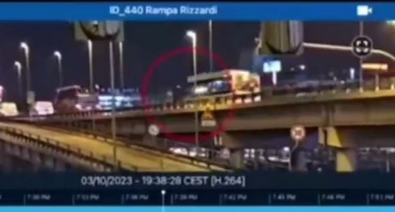 Видео, заснето от случаен минувач, показва момента, в който автобусът
