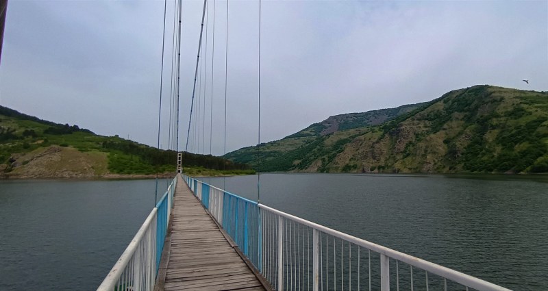 Дълъг въжен мост или единственият път към наше село, където времето е спряло