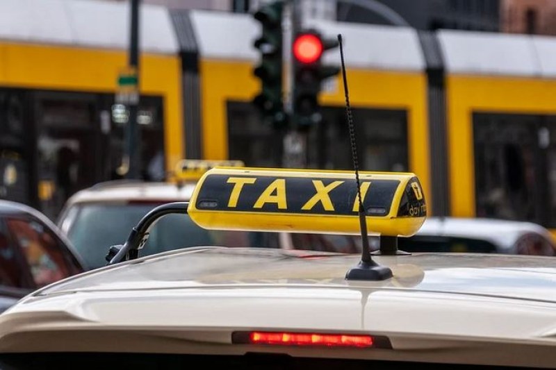 Нередовен таксиджия спретна опасна гонка с полицаи