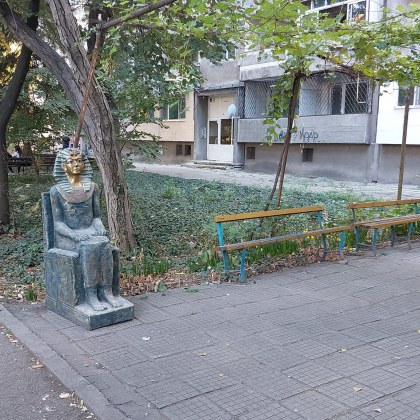 Статуя на древноегипетски фараон пред вход на блок в Пловдив