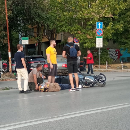 Моторист е пострадал при пътнотратранспортно произшествие на улица Бяла черква