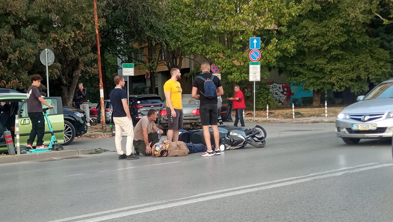Моторист пострада при пътен инцидент в София СНИМКИ