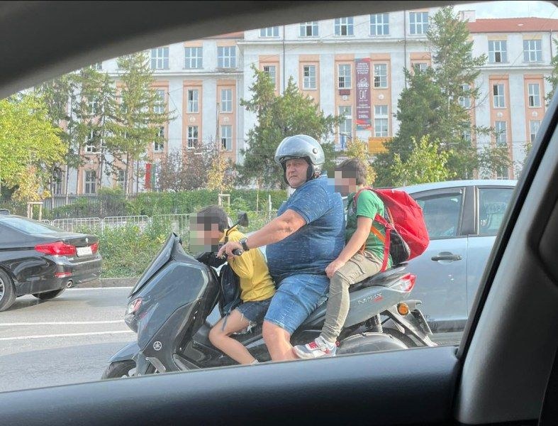 Баща натовари децата си на скутер. Смешно ли е или плачевно?