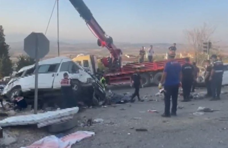 Камион помете коли, има 5 жертви и много ранени ВИДЕО