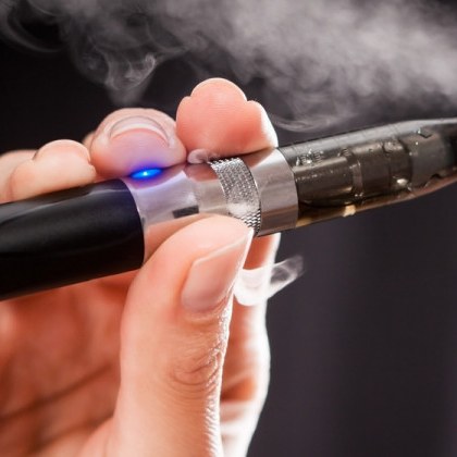 Правителството предлага да бъде забранена продажбата на овкусени електронни цигари