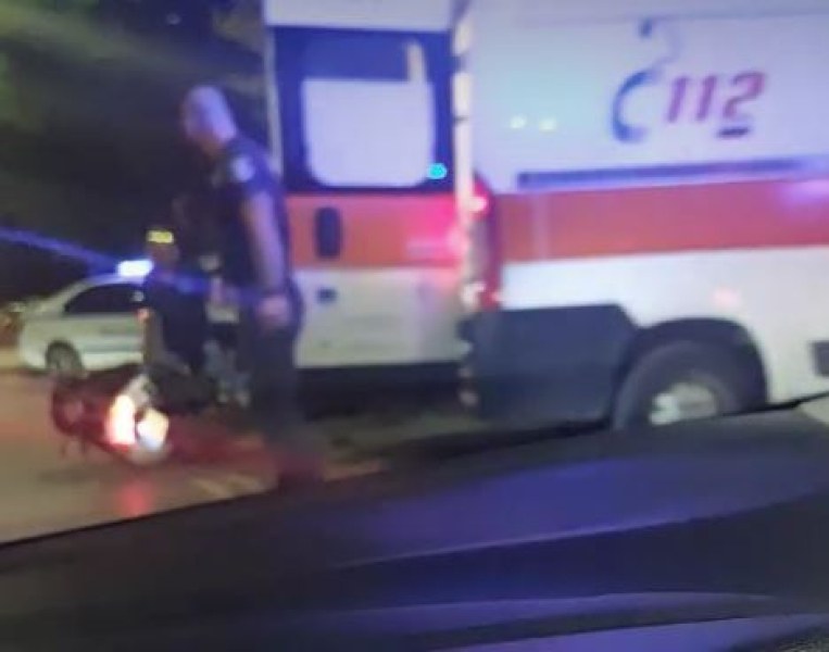 Инцидент с моторист, пристигнаха медици и полицаи СНИМКИ