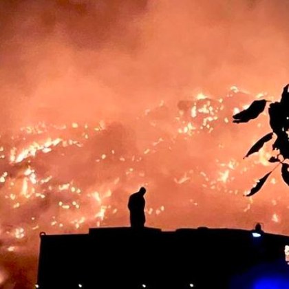 Пет пожарни екипа гасят пожара на сметището до пазарджишкото село
