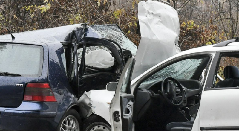 Тежка катастрофа между две коли - шофьорите загинаха!