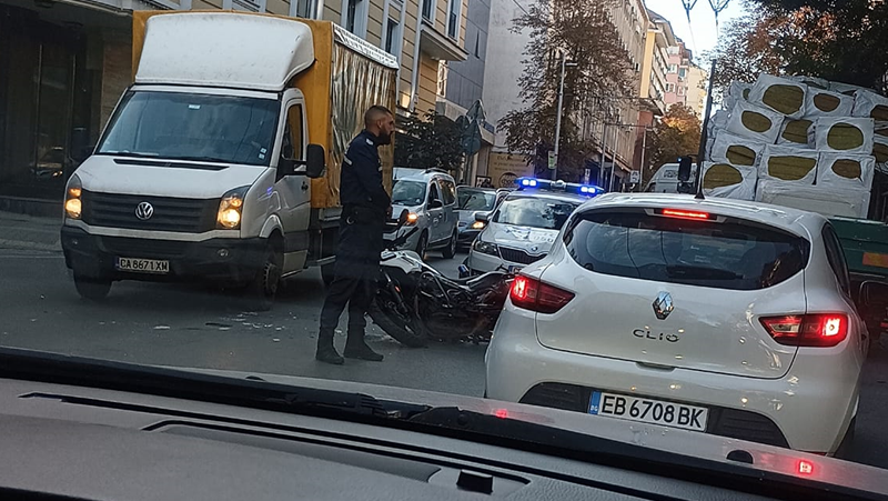 Блъснаха полицай на мотор в София СНИМКА