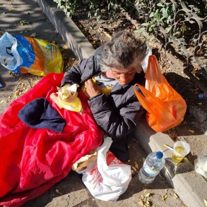 Възрастна жена живее на улицата в София В публикация в