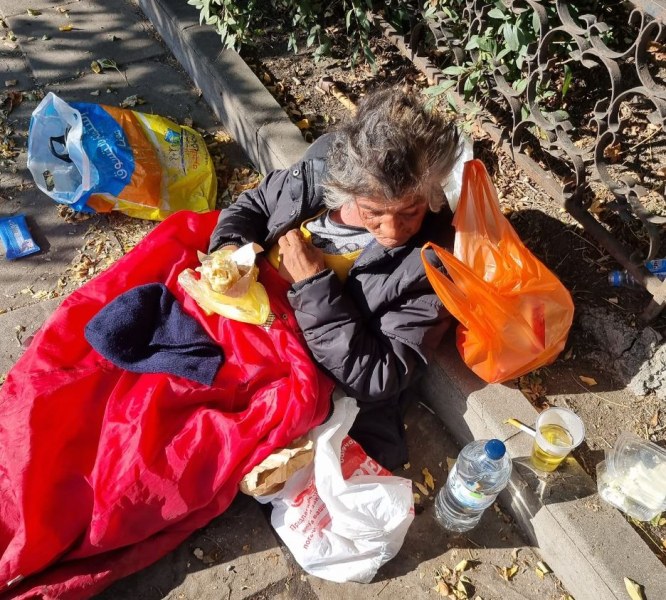 Възрастна жена живее на улицата в София. В публикация в