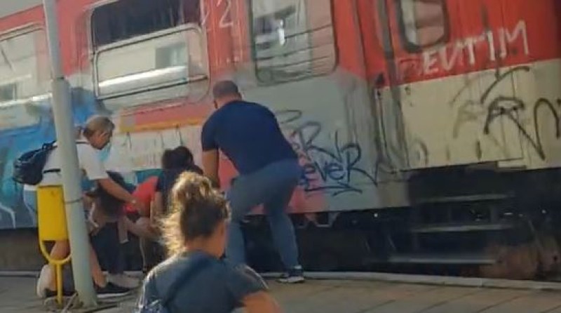 Жена се опита да се качи на влак в движение, повлече я  ВИДЕО