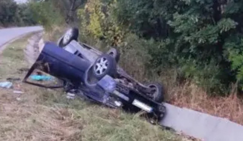 Кола се обърна в Пловдивско, шофьорът загина