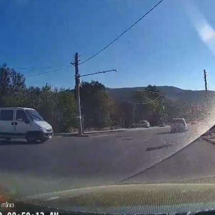 Бус направи кошмарно засичане, шофьорка едва не се заби в него ВИДЕО