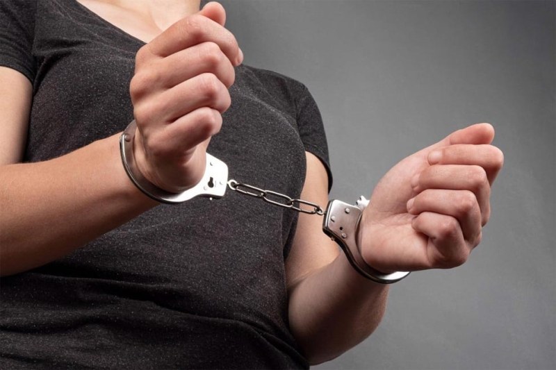 Задържаха 21-годишна жена от Благоевград за измама с парични средства