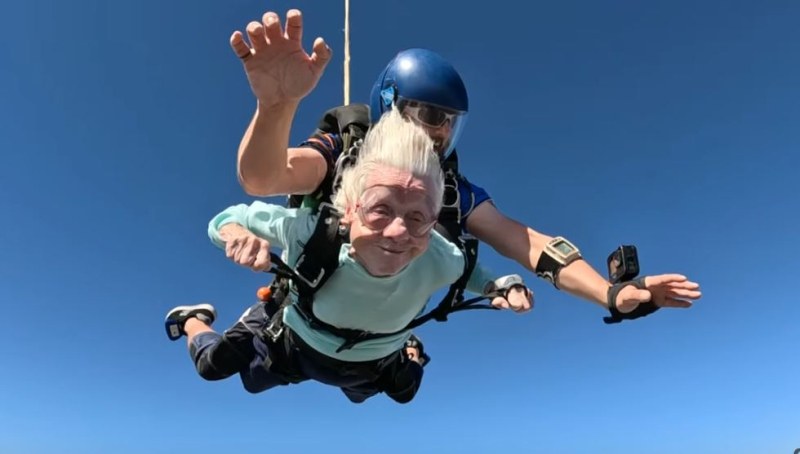 Почина 104-годишната жена, поставила световен рекорд за скок с парашут ВИДЕО