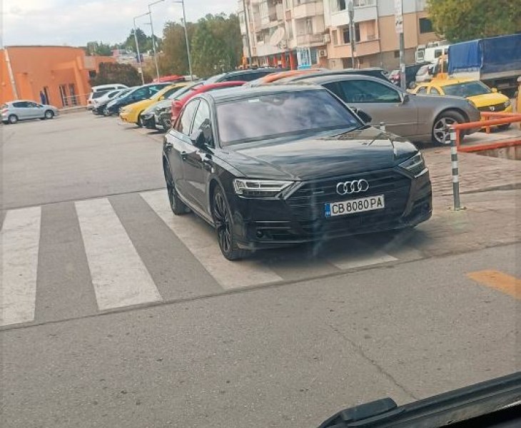 Нагло паркиране блокира пешеходна пътека във Велико Търново.Лек автомобил Ауди