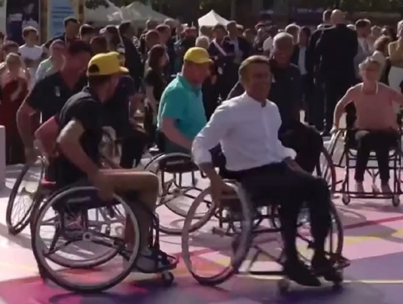 Макрон игра баскетбол в инвалидна количка, шокира французите