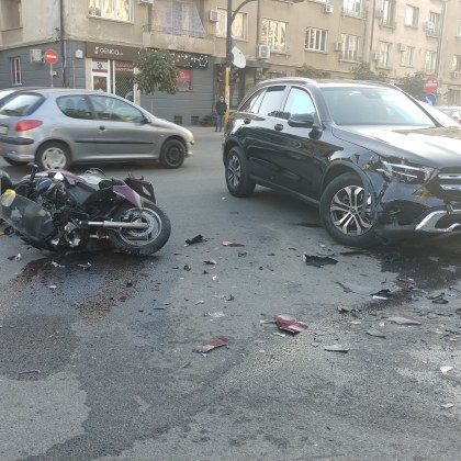 Джип и мотор са се блъсна на входа на Александровска