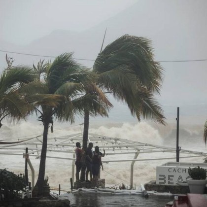 Ураганът Лидия връхлетя тихоокеанското крайбрежие на Мексико като стихия от 4