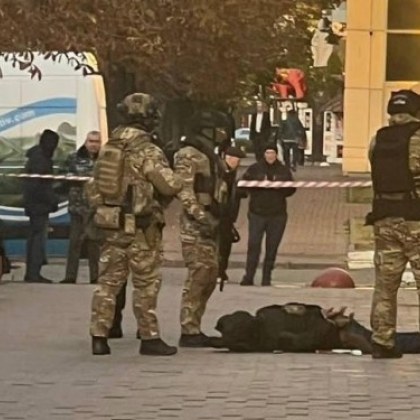 Въоръжен превзе бизнес център в Киев и започна да стреля СНИМКИ